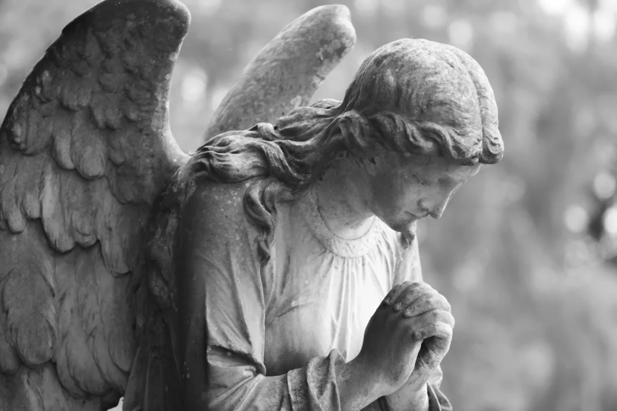 anioł na cmentarzu
